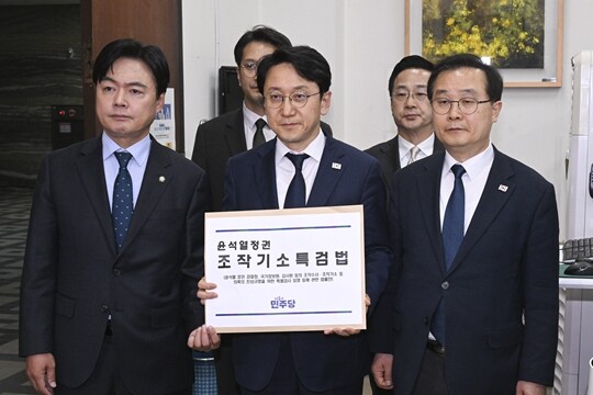 더불어민주당 천준호 원내대표 직무대행과 국정조사특위 위원들이 4월 30일 국회 의안과에 ‘윤석열 정치검찰 조작기소 진상규명 특검법’을 제출하고 있다. 사진=연합뉴스