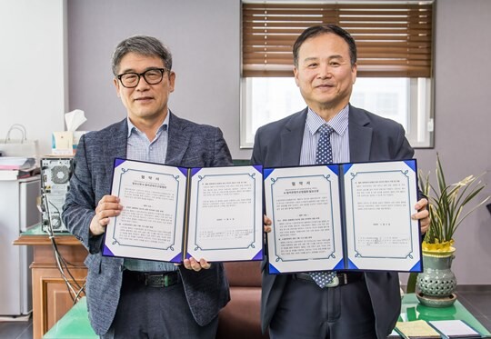 김원양 일요신문사 대표이사와 우정권 K-컬처콘텐츠산업협회 이사장이 5월 6일 오전 서울 용산구 서계동 일요신문사 대표이사실에서 MOU(업무협약)를 체결한 뒤 기념촬영을 하고 있다. 사진=최준필 기자