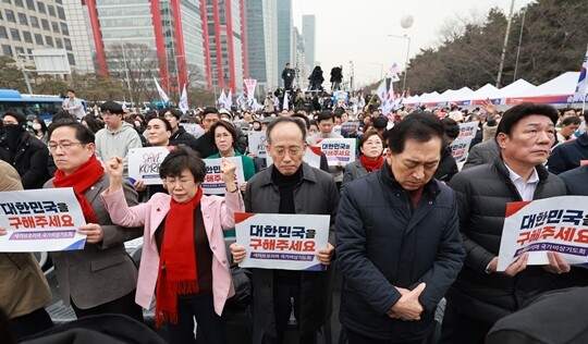 국민의힘 김기현, 추경호 의원 등이 2025년 3월 1일 서울 여의대로에서 세이브코리아가 주최한 3·1절 국가비상기도회에서 윤석열 전 대통령 탄핵 기각을 촉구하며 기도하고 있다. 사진=연합뉴스