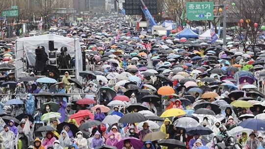 헌법재판소의 윤석열 전 대통령에 대한 파면 선고 이후 첫 주말인 2025년 4월 5일 오후 서울 종로구 동화면세점 앞에서 윤석열 전 대통령 지지자들과 자유통일당 등 보수단체 회원들이 탄핵 무효를 촉구하는 집회를 열고 있다. 사진=박정훈 기자
