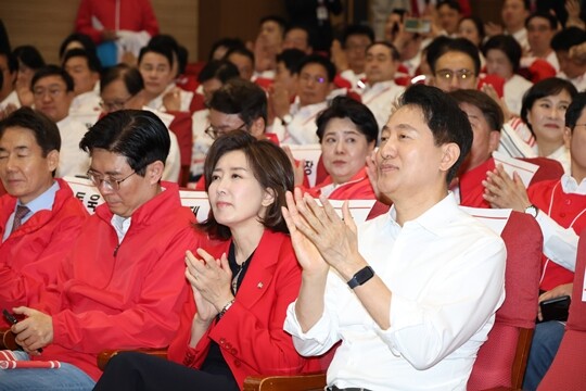 국민의힘 오세훈 서울시장 후보와 나경원 의원이 4월 30일 국회 의원회관 대회의실에서 열린 제9회 전국동시지방선거 국민의힘 서울시당 필승결의 및 공천자대회에서 박수치고 있다. 사진=박은숙 기자
