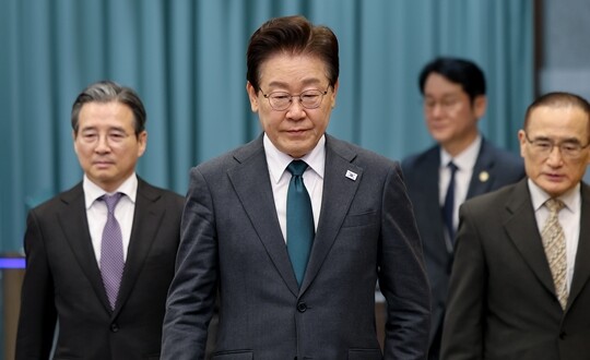 이재명 대통령이 5월 7일 청와대에서 열린 수석보좌관회의에 입장하고 있다. 사진=연합뉴스