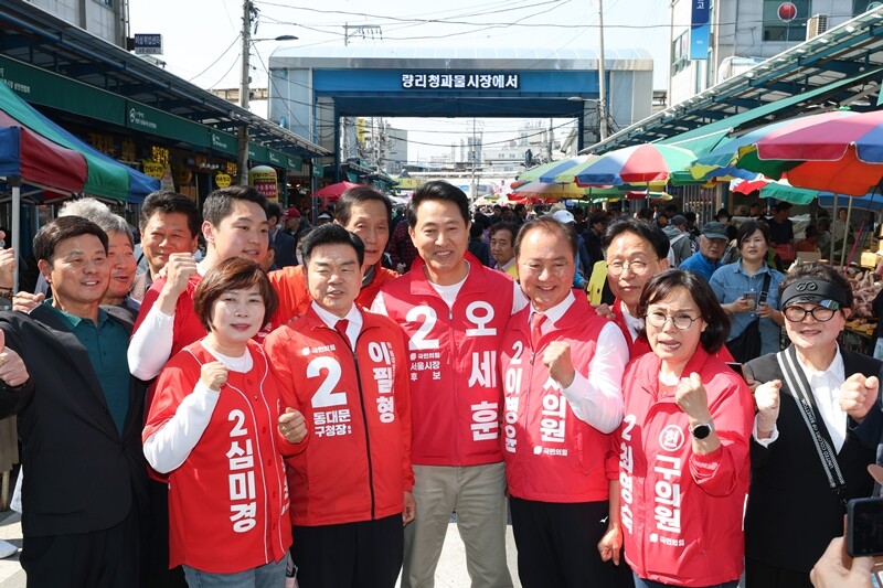 국민의힘 오세훈 서울시장 후보가 9일 서울 동대문구 경동시장을 방문했다. 사진=연합뉴스