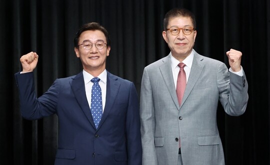 5월 12일 부산 MBC 스튜디오에서 열린 6·3 지방선거 부산시장 후보 TV토론회에 참석한 더불어민주당 전재수, 국민의힘 박형준 후보가 토론에 앞서 포즈를 취하고 있다. 사진=연합뉴스