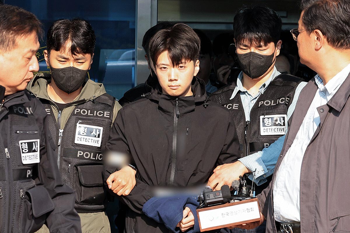 살인·살인미수 혐의를 받는 장윤기가 14일 오전 광주 서부경찰서에서 검찰로 송치되기 전 포토라인에 서고 있다. 경찰은 장윤기의 신상 정보를 국민의 알권리 등을 고려해 이날부터 한 달간 공개하기로 결정했다. 사진=연합뉴스