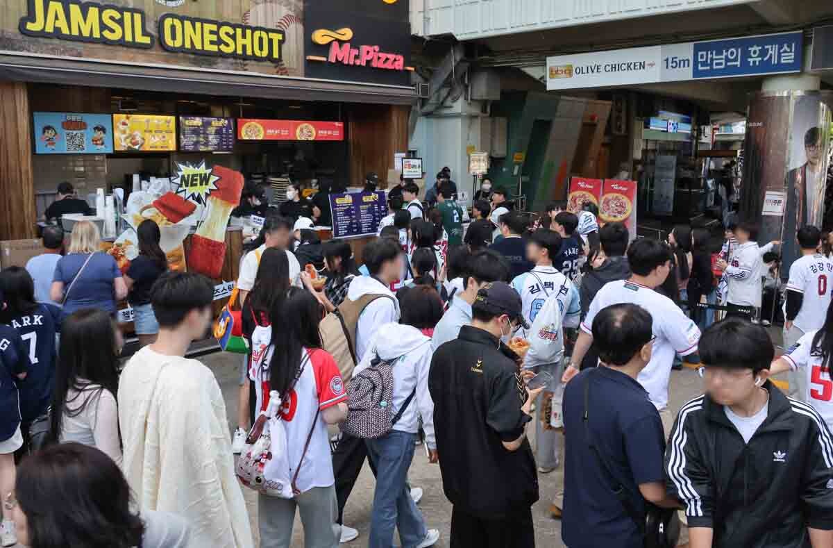 경기 시작 전 야구 팬들이 먹거리를 준비하고 있다. 사진=임준선 기자