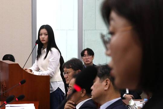 뉴진스 멤버 하니 팜이 2024년 10월 국회에서 열린 환경노동위원회의 국정감사에서 증인으로 출석한 김주영 전 대표(당시 대표)의 답변을 듣고 있다. 사진=박은숙 기자