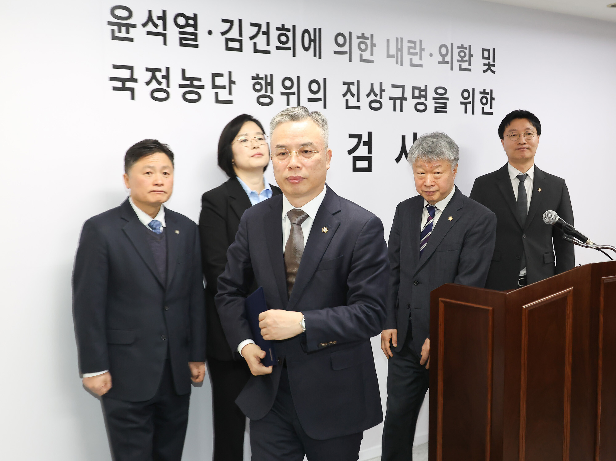 권창영 특검(사진 가운데)을 비롯한 2차 종합특검 지휘부. 사진=임준선 기자