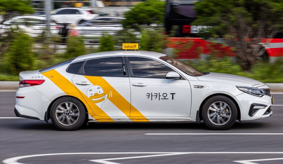 서울의 한 도로를 지나는 카카오모빌리티 택시. 사진=최준필 기자