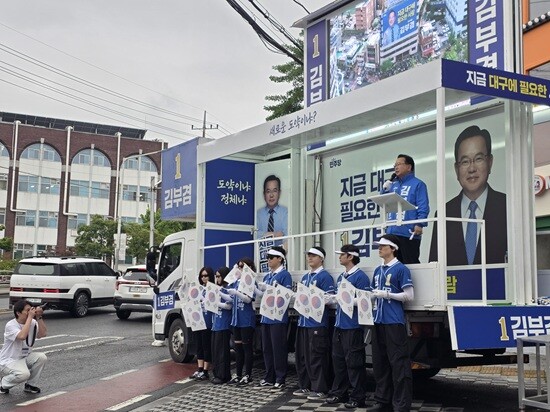 경북대 정문 앞에서 유세를 펼치고 있는 김부겸 후보. 사진=이동섭 기자