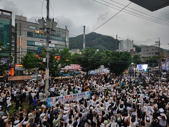부산 북구갑 국회의원 보궐선거에 출마한 한동훈 무소속 후보가 지난 5월 21일 오후 6시 30분경 구포시장 옆 쌈지공원에서 열린 출정식 무대에 등장하자 지지자들이 열띤 환호를 보내고 있다. 사진=남경식 기자