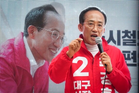 5월 21일 대구 중구 현대백화점 앞에서 열린 출정식에서 국민의힘 추경호 대구시장 후보가 발언하고 있다. 사진=추경호 캠프 제공