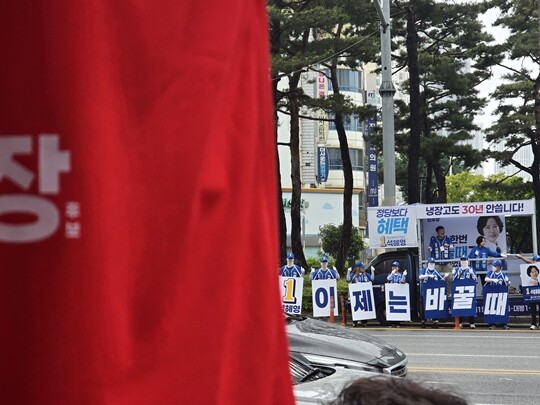 5월 21일 오전 대구 중구 반월당사거리에서 열린 국민의힘과 더불어민주당 후보들의 유세전. 사진=이강원 기자
