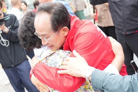 출정식이 끝난 뒤 추경호 후보는 지지자들와 일일이 악수하고 사진 촬영에 응했다. 사진=추경호 캠프 제공