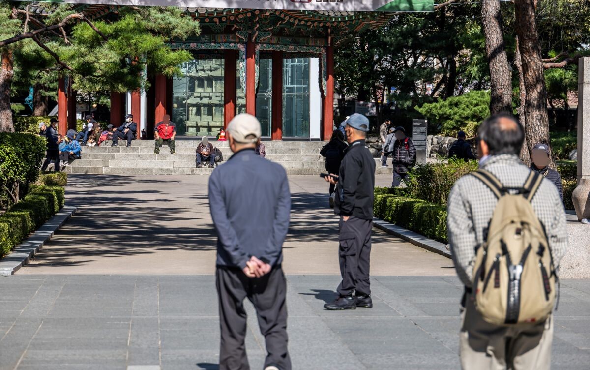 서울 종로구 탑골공원에서 노인들이 휴식을 취하고 있다. 사진=최준필 기자