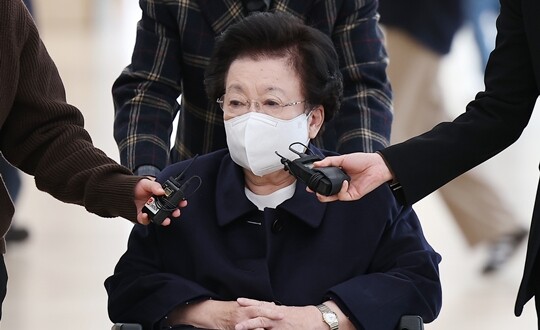 김건희 씨에게 ‘금거북이 인사 청탁’을 한 의혹을 받은 이배용 전 국가교육위원장이 지난 2025년 11월 서울 광화문 KT 빌딩에 마련된 김건희 특검 사무실로 휠체어를 탄 채 출석하고 있다. 사진=연합뉴스