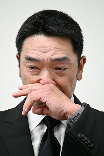 자녀 폭행 혐의로 현행범 체포됐던 아베 신노스케 감독이 다음날인 5월 26일 눈물을 흘리며 감독직 사퇴를 발표했다. 사진=EPA/연합뉴스