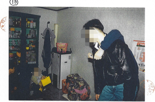 1998년 1월 6일 이민형 씨가 현장검증 과정에서 피해자를 가격했다며 재연하는 모습. 사진=대구남부경찰서 수사 기록