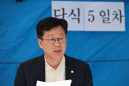 전북도지사 경선에서 탈락한 안호영 더불어민주당 의원이 4월 15일 국회 본청 앞 농성장에서 기자회견을 열고 이원택 전북도지사 후보의 식사비 대납 의혹에 대한 재감찰을 요구하며 입장 발표를 하고 있다. 사진=박은숙 기자