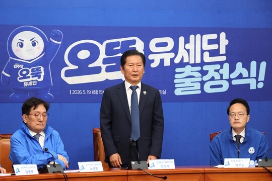 더불어민주당 정청래 대표가 5월 19일 국회에서 열린 대한민국 국가정상화 중앙선거대책위원회 오뚝유세단 출정식에서 인사하고 있다. 사진=박은숙 기자