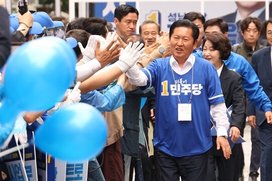 더불어민주당 정청래 대표가 5월 21일 경기도 성남시 서현역 로데오거리에서 열린 추미애 후보 출정식에 선거유세원들과 하이파이브를 하며 입장하고 있다. 사진=박은숙 기자