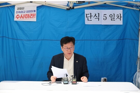전북도지사 경선에서 탈락한 안호영 더불어민주당 의원이 4월 15일 국회 본청 앞 농성장에서 기자회견을 열고 이원택 전북도지사 후보의 식사비 대납 의혹에 대한 재감찰을 요구하며 입장 발표를 하고 있다. 사진=박은숙 기자