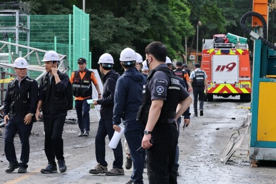 6월 1일 폭발 사고로 사상자가 발생한 대전 유성구 한화에어로스페이스 대전사업장에서 경찰과 소방당국 관계자들이 사고 수습을 하고 있다. 사진=연합뉴스