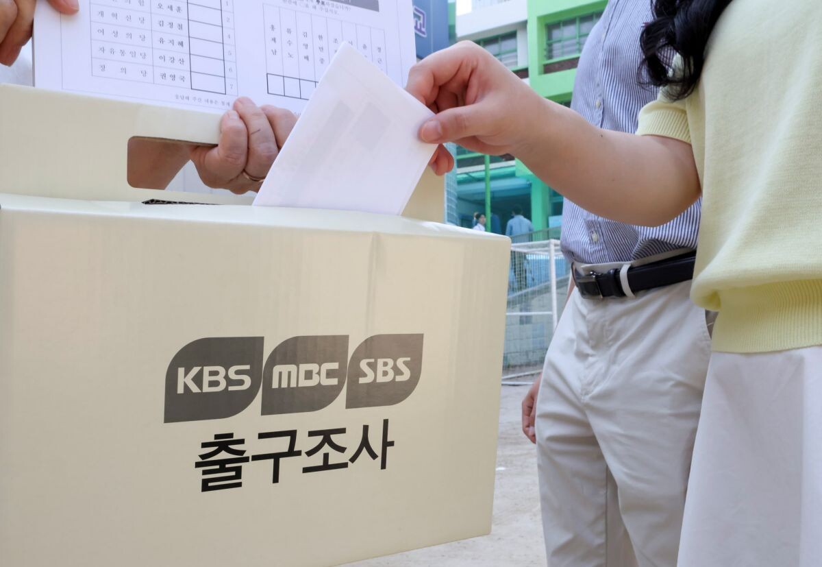 3일 오전 서울 동작구 본동초등학교에 설치된 제9회 전국동시지방선거 투표소 밖에서 지상파 방송 3사 출구조사가 진행되고 있다. 사진=박정훈 기자