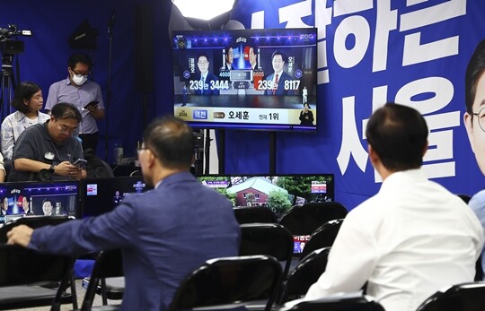 6월 4일 오전 서울 중구 세종대로 정원오 더불어민주당 서울시장 후보 선거상황실에 설치된 모니터에 오세훈 국민의힘 서울시장 후보의 역전 소식을 전하는 뉴스가 나오고 있다. 사진=최준필 기자