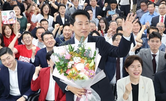 국민의힘 오세훈 서울시장 당선인이  6·3 지방선거 다음날인 6월 4일 서울 종로구에 마련된 선거사무소에서 꽃다발을 들고 인사하고 있다. 사진=임준선 기자