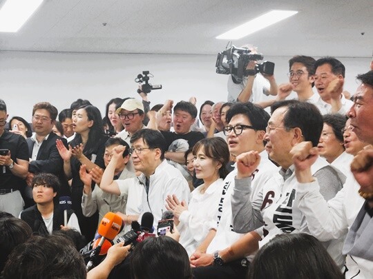 지난 6월 4일 오전 1시 52분경 한동훈 후보가 부산 북구갑 국회의원 보궐선거 개표 중간 집계에서 처음으로 1위에 올라서자 캠프 관계자와 지지자들이 주먹을 불끈 쥐고 환호하고 있다. 사진=남경식 기자