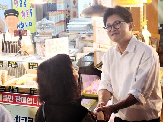 한동훈 부산 북구갑 국회의원 보궐선거 당선인이 지난 6월 4일 오전 10시 30분경 부산 북구 구포시장에서 한 시민과 악수하고 있다. 사진=남경식 기자