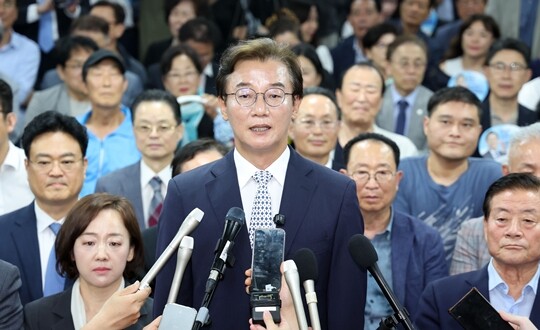 더불어민주당 전재수 부산시장 후보가 6월 4일 부산 부산진구 선거사무소에서 당선이 확실시 되자 언론 인터뷰를 하고 있다. 사진=연합뉴스
