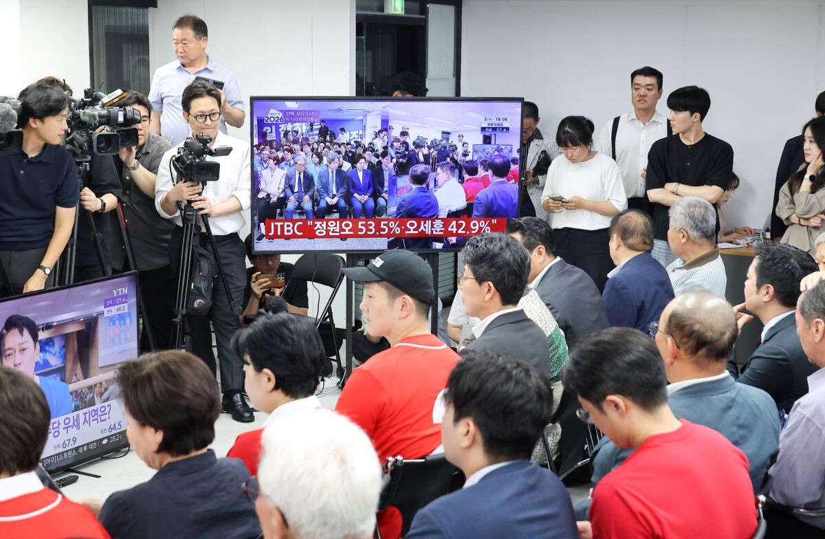 국민의힘 오세훈 서울시장 후보 캠프 관계자들이 지난 3일 선거상황실에서 방송사 출구·예측조사 결과를 확인한 뒤 굳은 표정을 짓고 있다. 사진=임준선 기자