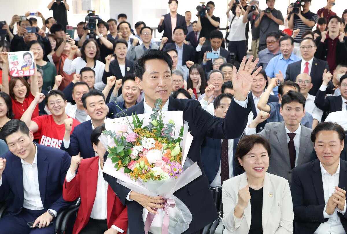 국민의힘 오세훈 서울시장 후보가 제9회 전국동시지방선거일 다음 날인 4일 서울 종로구 대왕빌딩에 마련된 선거사무소에서 당선 입장을 밝힌 뒤 꽃다발을 들고 인사하고 있다. 사진=임준선 기자