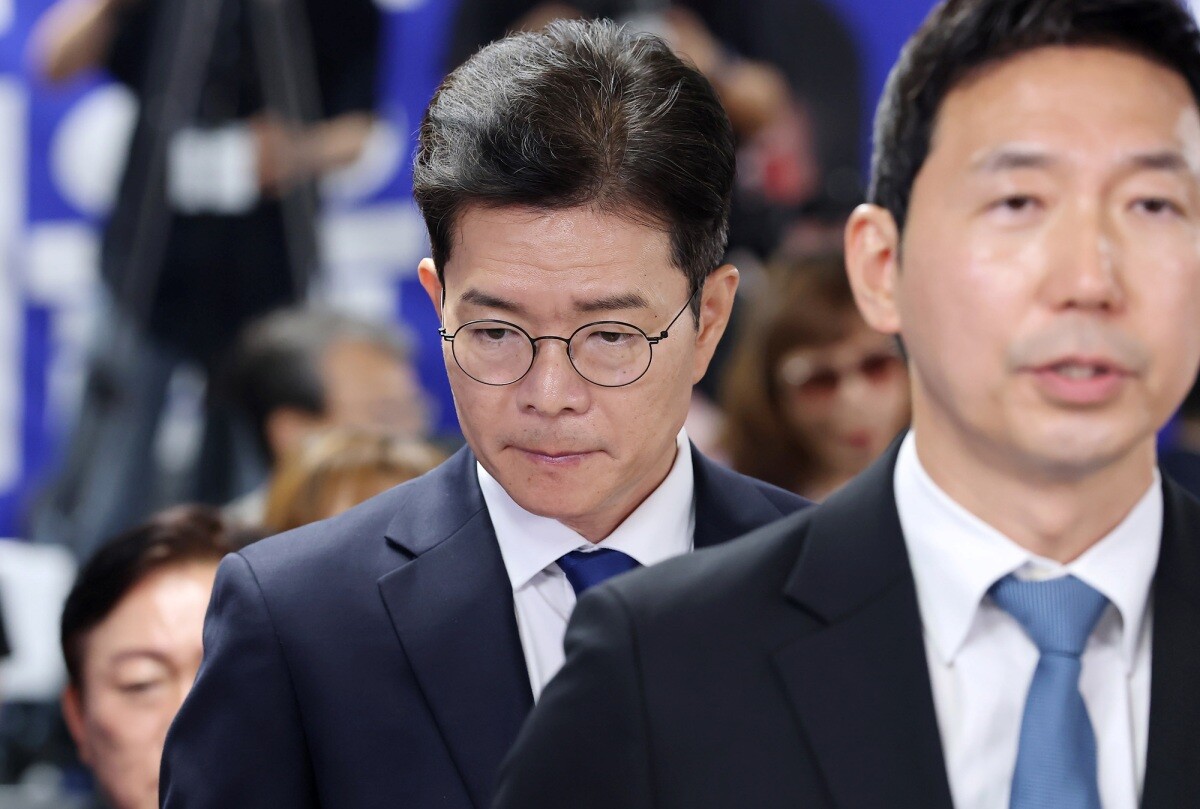 정원오 더불어민주당 서울시장 후보가 4일 오전 서울 중구 선거 사무소에서 선거 결과에 승복하는 입장을 발표하기 위해 개표상황실로 입장하며 침통한 모습을 하고 있다. 사진=최준필 기자