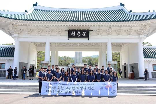 LIG D&amp;A 신입사원들이 지난달 29일 서울현충원을 찾아 기념촬영을 하고 있다. 사진제공=LIG D&amp;A