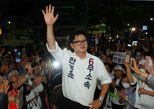 무소속 한동훈 부산 북갑 국회의원 보궐선거 후보가 6월 4일 부산 북구 선거사무소에서 당선이 확정된 후 지지자에게 인사하고 있다. 사진=연합뉴스