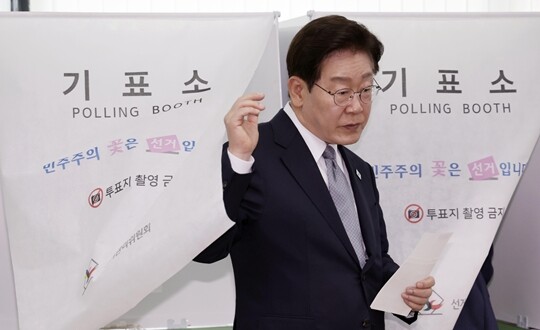이재명 대통령이 6·3 지방선거 사전투표 첫날인 5월 29일 서울 삼청동 주민센터에 마련된 사전투표소에서 투표를 마친 뒤 기표소에서 나오고 있다. 사진=연합뉴스