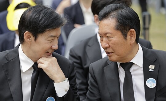 더불어민주당 정청래 대표와 조국혁신당 조국 대표가 5월 23일 경남 김해 봉하마을에서 열린 고 노무현 전 대통령 서거 17주기 추도식에서 대화를 나누고 있다. 사진=연합뉴스