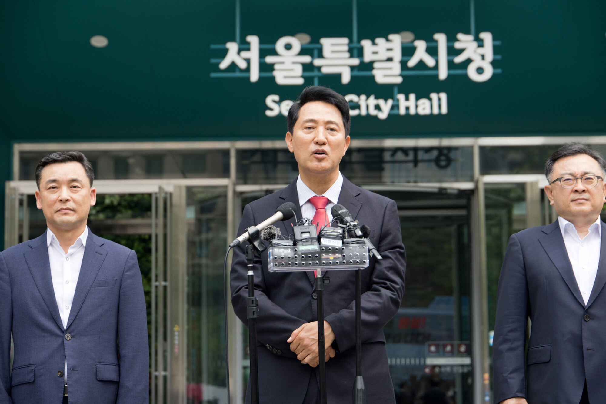 서울시청 앞에서 감사인사를 전하는 오세훈 서울시장 당선인. 사진=이종현 기자