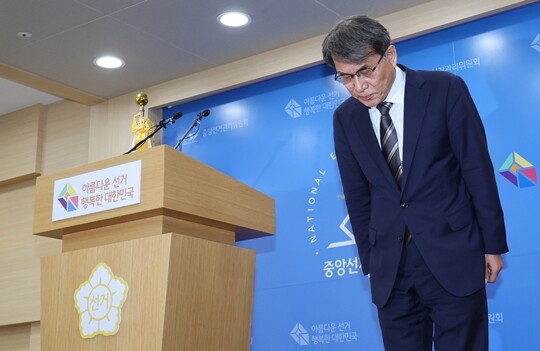 노태악 중앙선거관리위원장이 6월 5일 경기도 과천 중앙선거관리위원회에서 투표용지 부족 사태에 대한 대국민 사과 및 사의 표명을 한 뒤 기자실을 나서고 있다. 사진=연합뉴스
