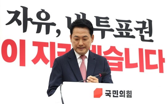 국민의힘 장동혁 대표가 6월 8일 오후 국회에서 기자회견을 열고 '이재명 대통령 취임 1주년 기자회견' 에 대해 입장을 밝히고 있다. 사진=박은숙 기자