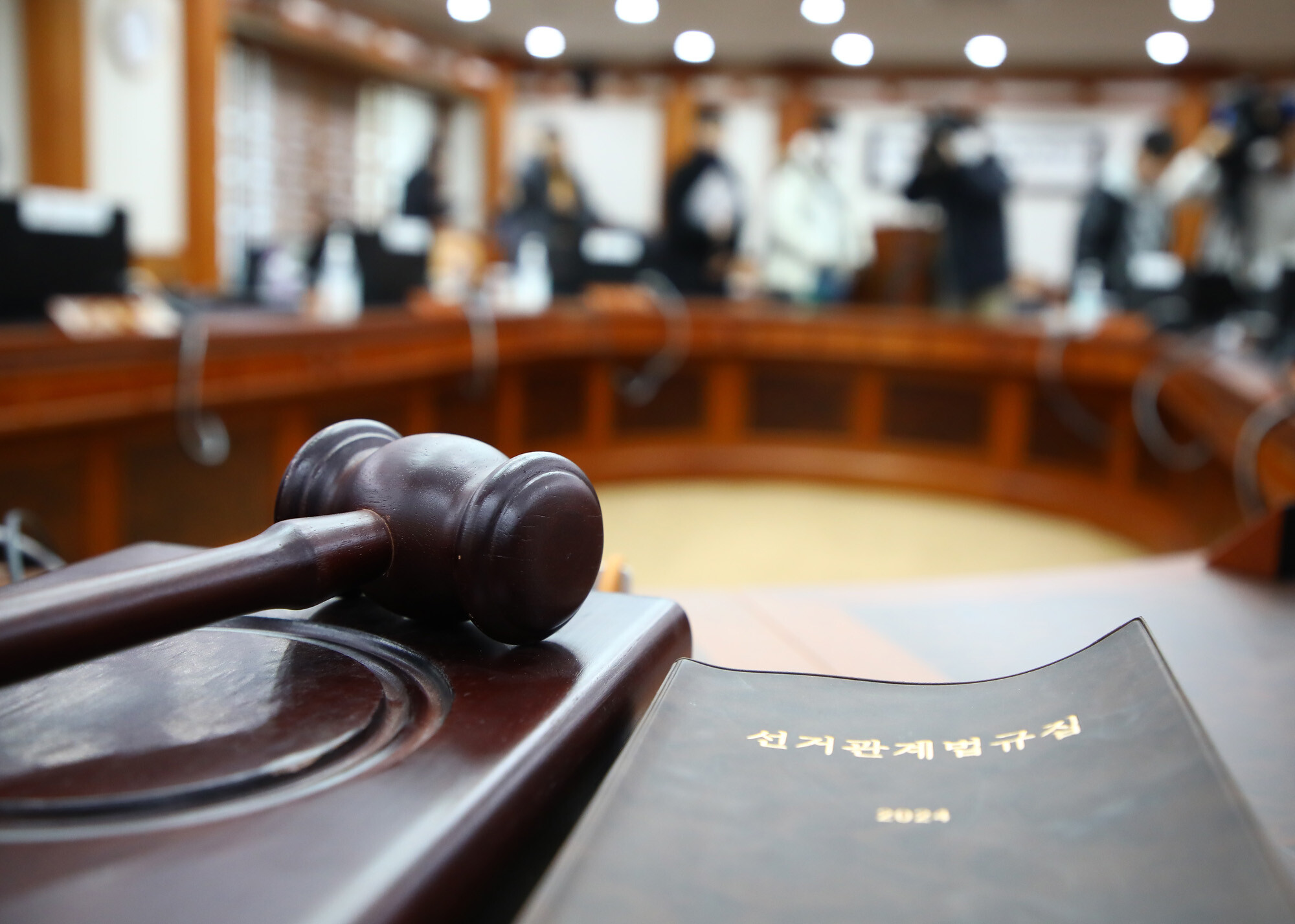 선관위원 9명은 삼권분립에 따라 행정부와 입법부, 사법부가 각각 3인씩 추천하게 돼 있다. 중앙선거관리위원장 의사봉. 사진=임준선 기자