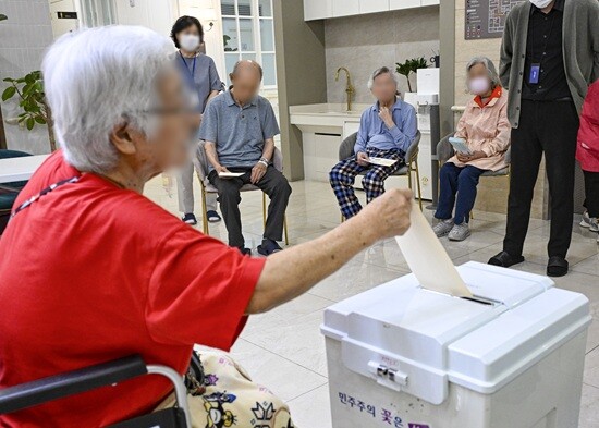 경기도 수원시 권선구 사과나무요양소 거소투표 현장. 사진=연합뉴스
