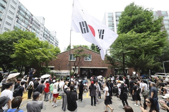 6월 4일 잠실7동 제2투표소 앞에 모여 있는 시민들. 사진=박정훈 기자