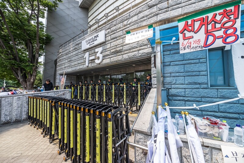 6·3 지방선거 투표용지 부족 사태를 규탄하며 재선거를 요구하는 집회가 이어지고 있는 서울 송파구 올림픽공원 핸드볼경기장 앞. 사진=최준필 기자
