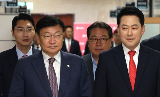 국민의힘 신임 원내대표로 선출된 ‘원조 친윤’ ‘당권파’ 정점식 원내대표가 장동혁 대표와 6월 11일 국회에서 열린 최고위원회의에서 참석하고 있다. 사진=박은숙 기자
