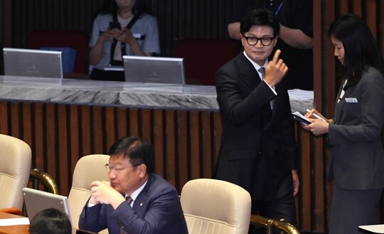 한동훈 무소속 의원이 6월 11일 국회 본회의에서 정점식 국민의힘 원내대표를 지나가고 있다. 사진=박은숙 기자
