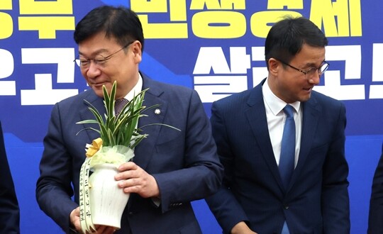 한병도 더불어민주당 원내대표가 6월 11일 서울 여의도 국회에서 정점식 국민의힘 원내대표를 접견하며 축하난을 선물하고 있다. 사진=박은숙 기자